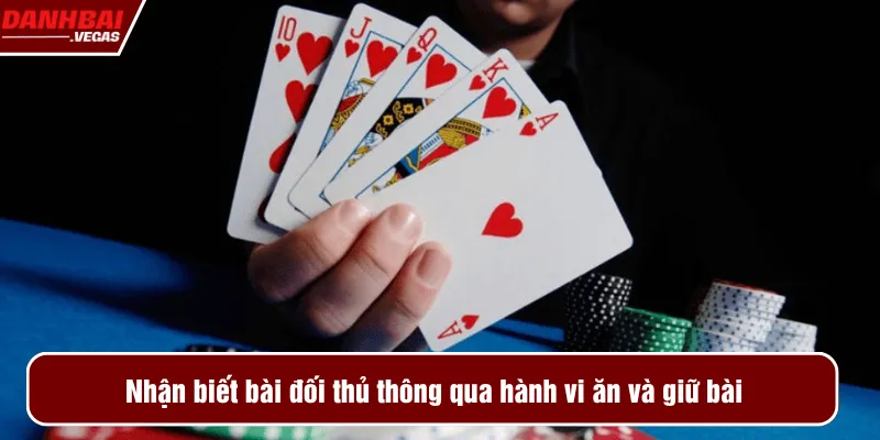 Nhận biết bài đối thủ thông qua hành vi ăn và giữ bài
